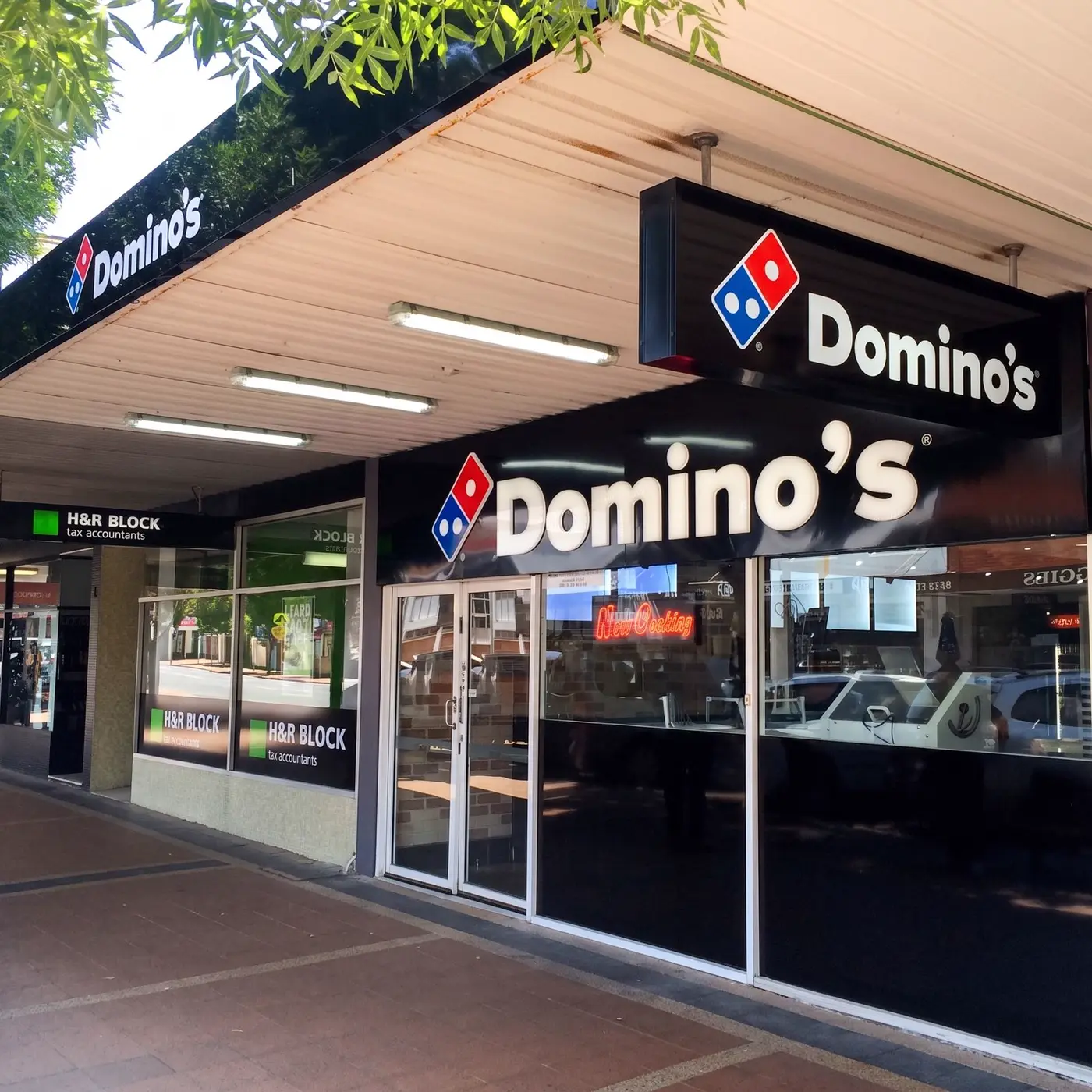 Domino's 3D illuminated letters and blade sign on shopfront